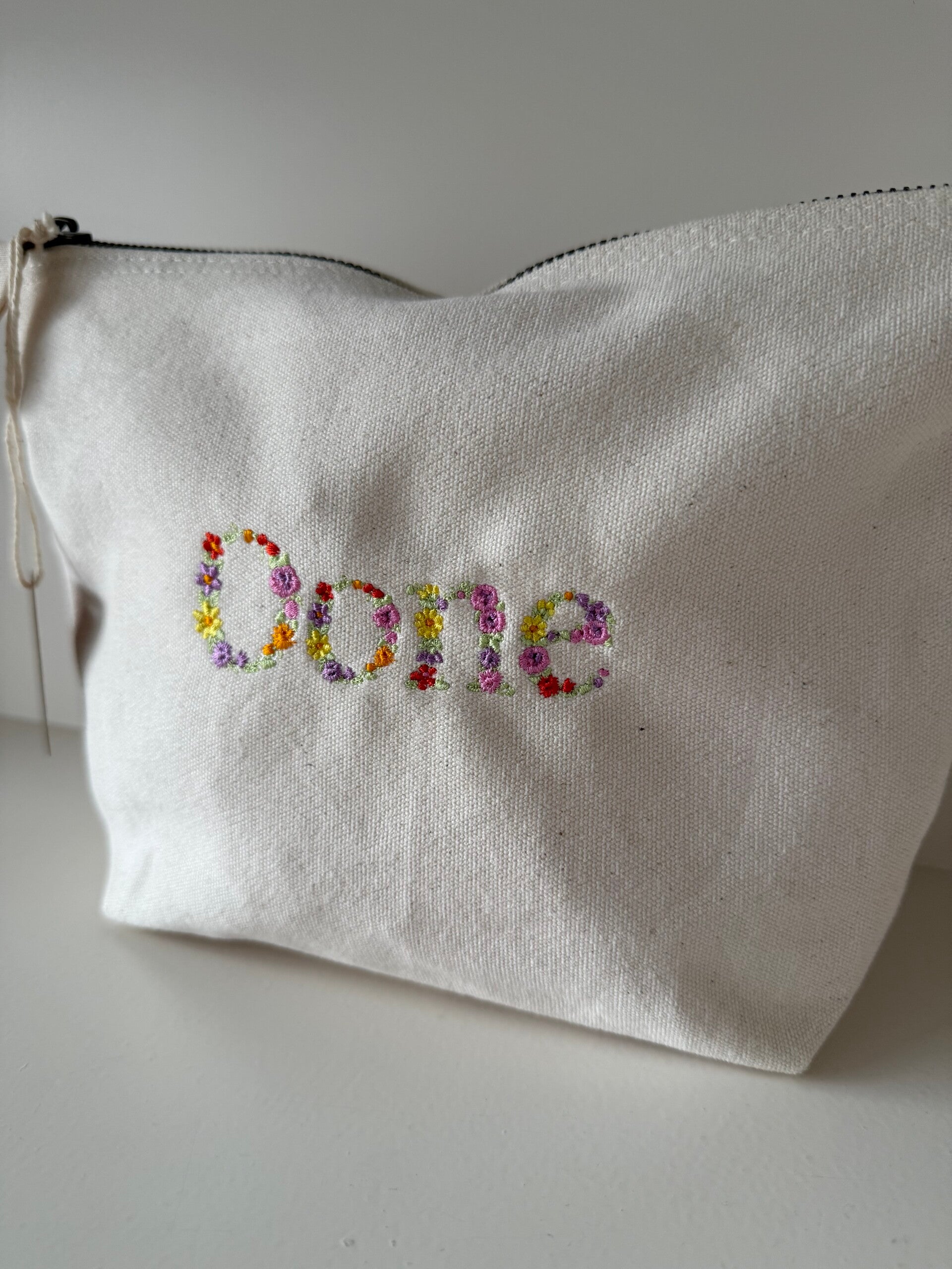 Toilettas met Bloemenletters geborduurd