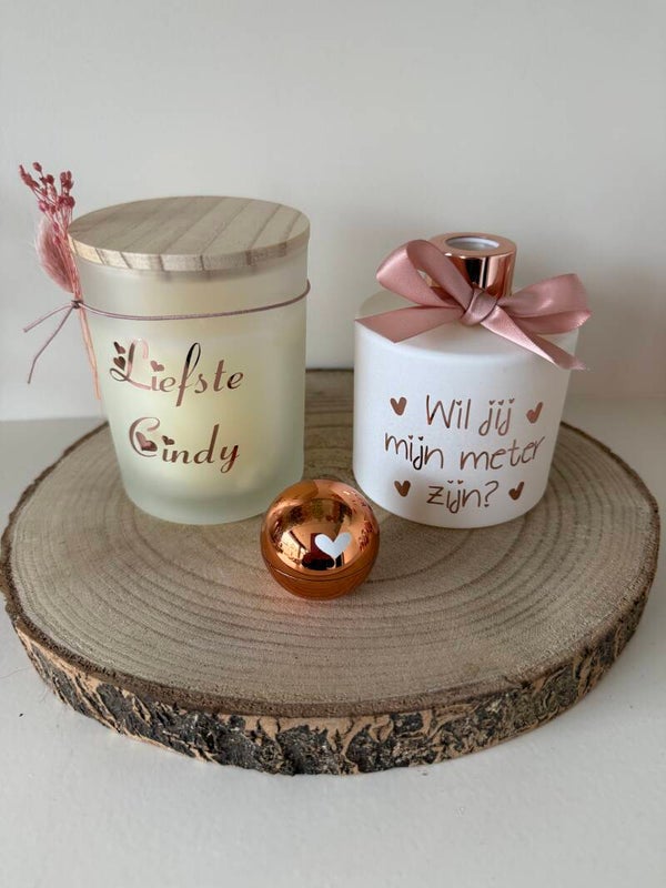 Gepersonaliseerd meter cadeau setje met kaars en geurstokjes op houten boomstam