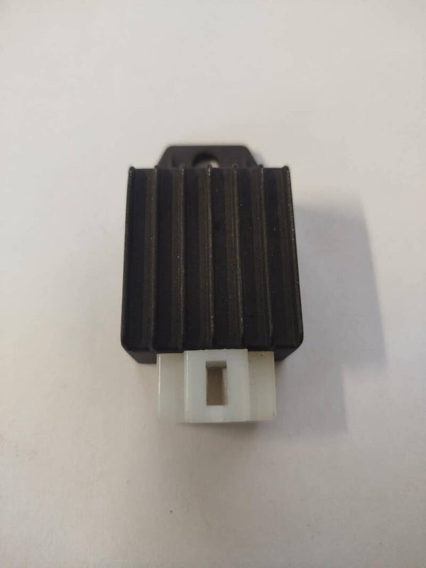 Régulateur de tension 1 fiche 12V GY6