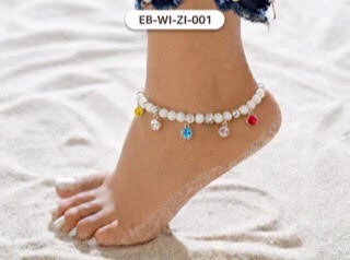 💜 Witte enkelband – met kleurrijke bedeltjes en zilverkleurige details