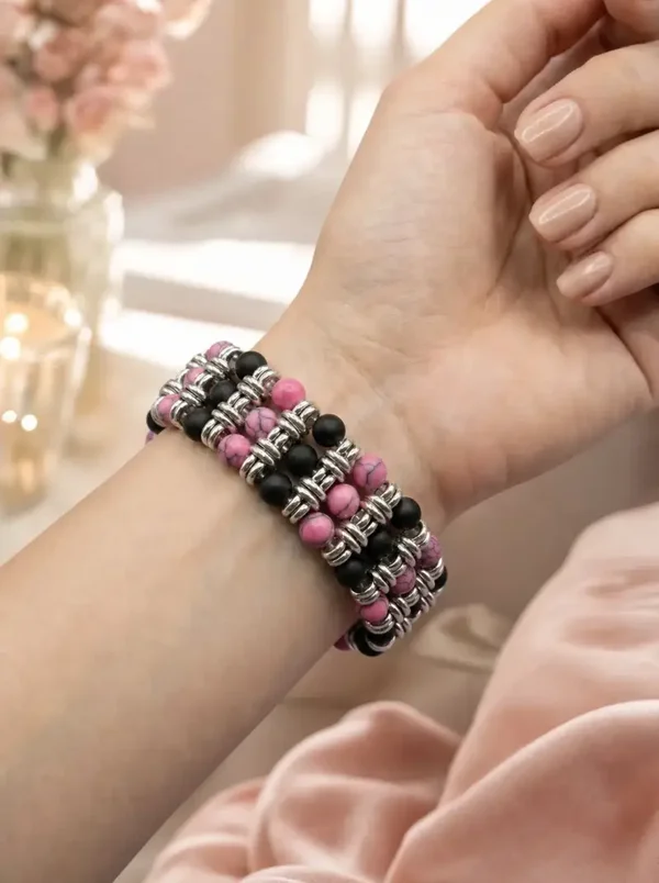Roze zwarte meerrijen armband met zilverkleurige accenten – handgemaakt sieraad