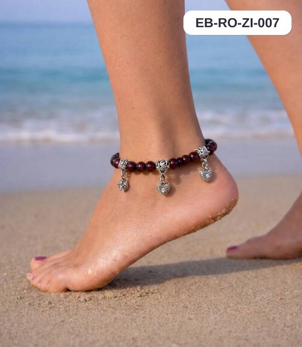 💜 Rode enkelband – diepe kleur met zilverkleurige bedeltjes