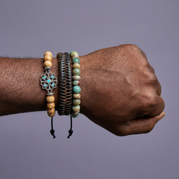 🖤 Natuurlijke tinten met turquoise accenten voor een frisse uitstraling. 🖤 Stoere combinatie van leer, hout en kralen met een opvallend detail.