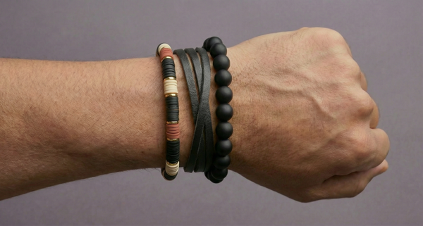 🖤 Donkere tinten met warme accenten. 🖤 Stoere combinatie van leer en matte kralen.