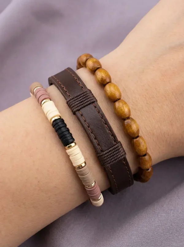 🖤 Bruine en beige tinten met een warme, speelse uitstraling. 🖤 Mix van hout, kralen en leer met een subtiel kleuraccent.