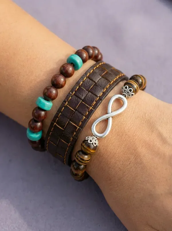 🖤 Donkerbruine tinten met subtiele turquoise accenten. 🖤 Stoere combinatie van kralen en leer met een speels detail.