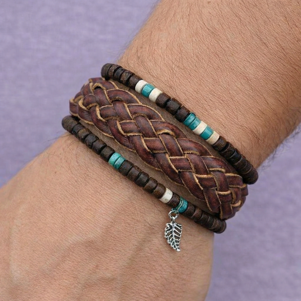 🖤 Donkerbruine tinten met turquoise accenten en natuurlijke materialen. 🖤 Combinatie van hout, kralen en leer met een speelse uitstraling.