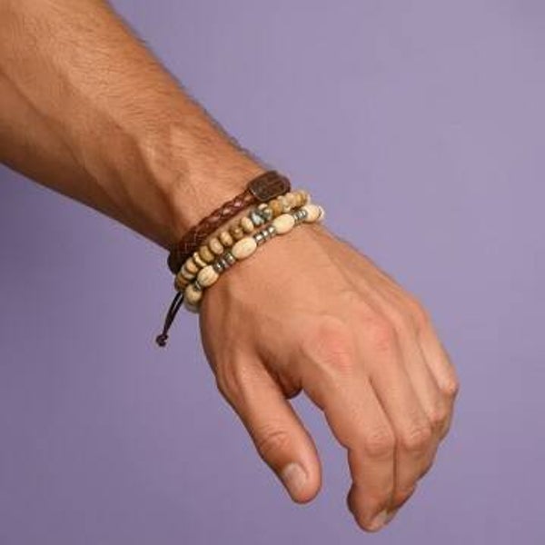 🖤 Beige en bruine tinten met een warme, natuurlijke uitstraling. 🖤 Mix van hout, kralen en gevlochten leer voor een stoere look.