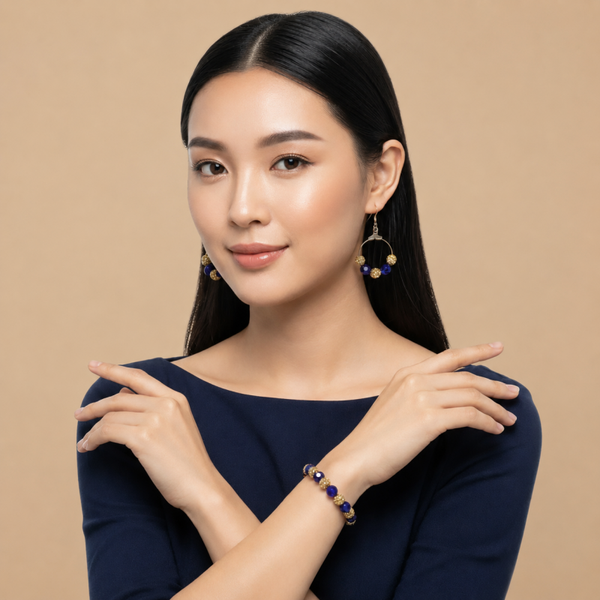 Koninklijk blauwe kralenset met goudkleurige accenten – handgemaakte armband en oorbellen