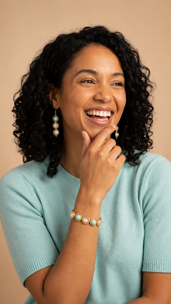 Pastel kralenset met goudkleurige accenten – handgemaakte armband en oorbellen