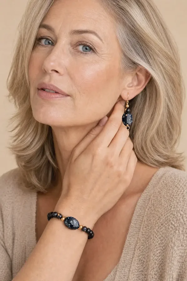 Blauw zwarte kralenset met goudkleurige accenten – handgemaakte armband en oorbellen