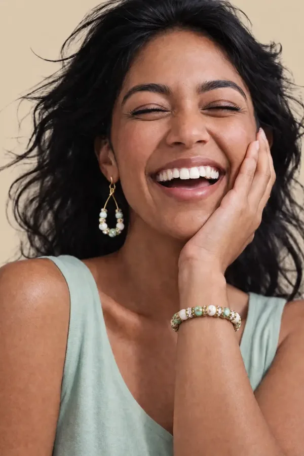 Groen witte luxe kralenset met goudkleurige accenten – handgemaakte armband en oorbellen