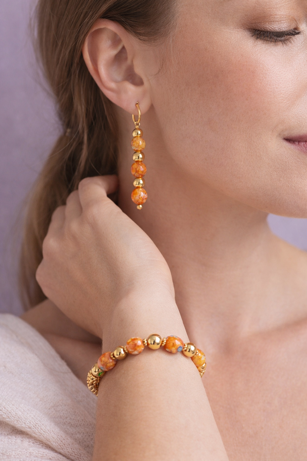 Oranje mix kralenset met goudkleurige accenten – handgemaakte armband en oorbellen