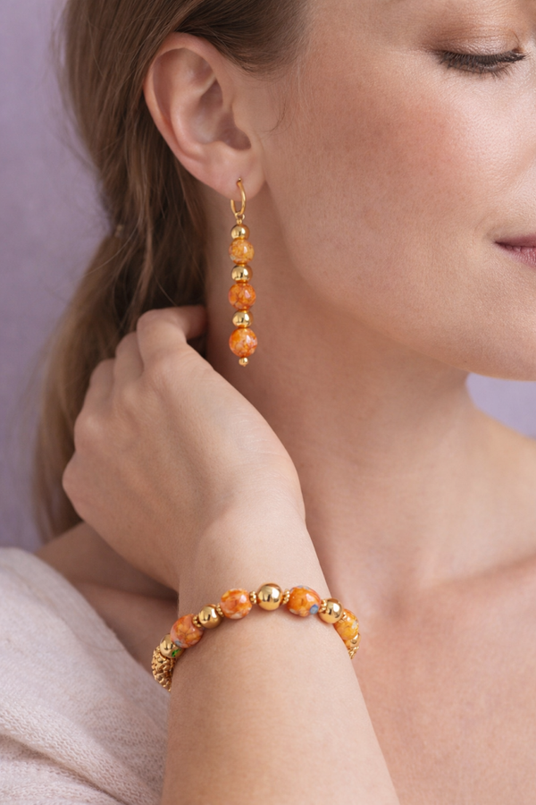 Oranje mix kralenset met goudkleurige accenten – handgemaakte armband en oorbellen