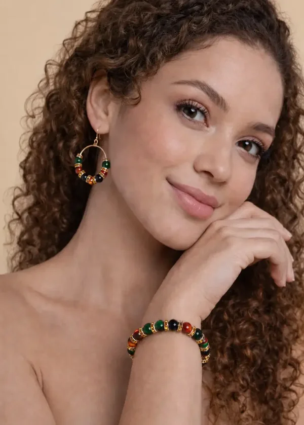Groen oranje kralenset met goudkleurige accenten – handgemaakte armband en oorbellen