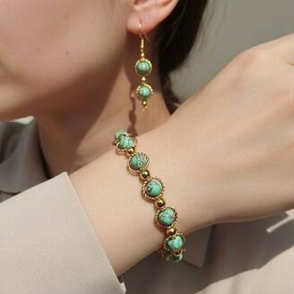 Turquoise kralenset met goudkleurige accenten – handgemaakte armband en oorbellen