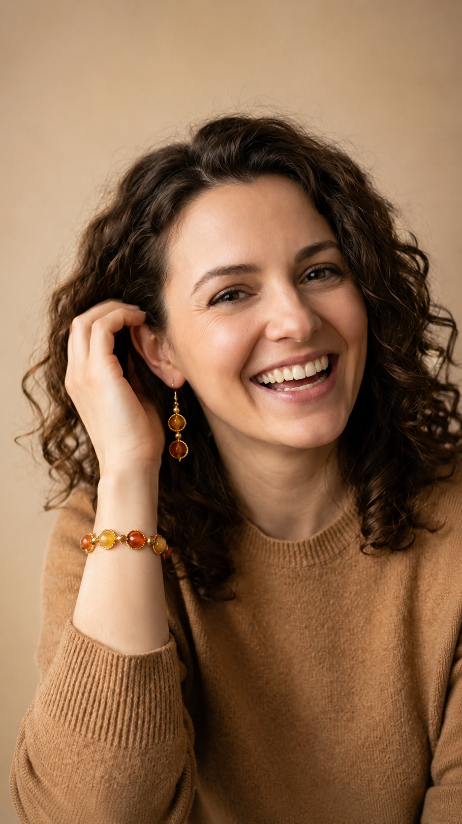 Warm oranje kralenset met goudkleurige accenten – handgemaakte armband en oorbellen