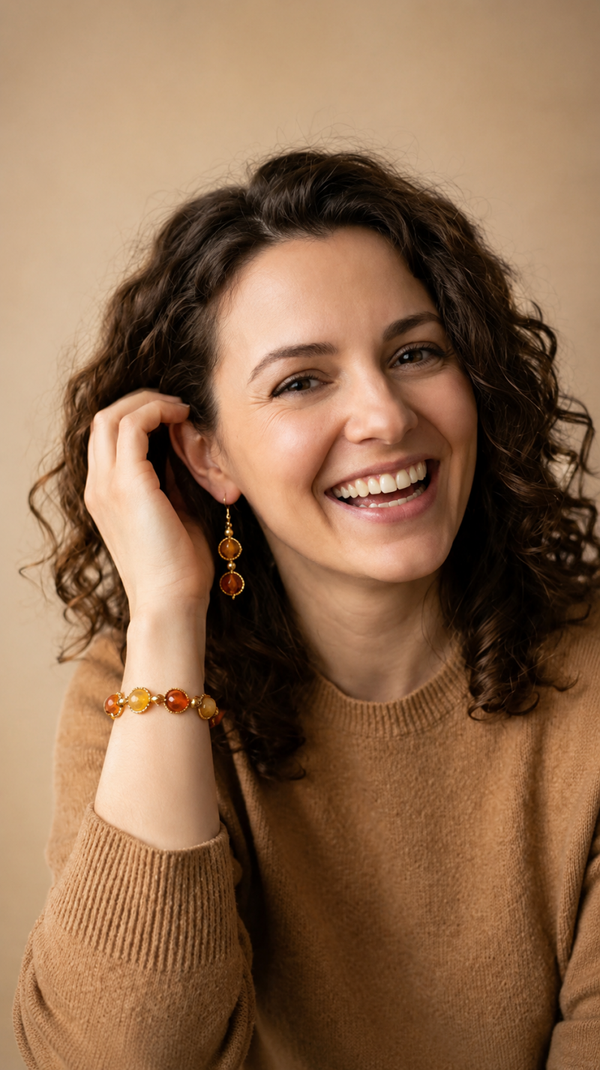 Warm oranje kralenset met goudkleurige accenten – handgemaakte armband en oorbellen