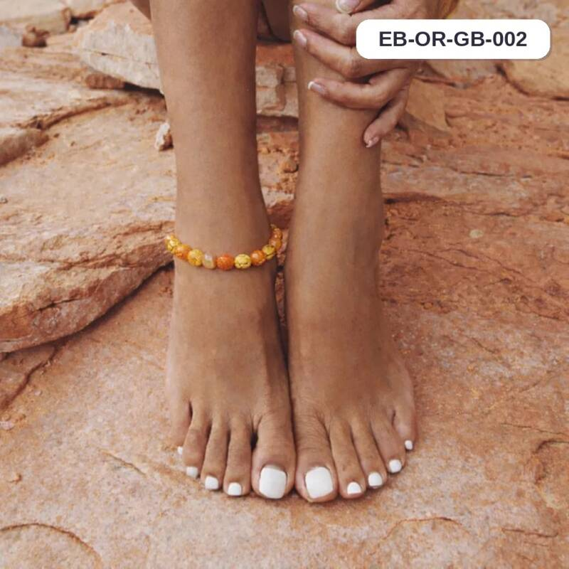 Geel-oranje handgemaakt enkelbandje – de perfecte finishing touch voor warme zomerdagen.