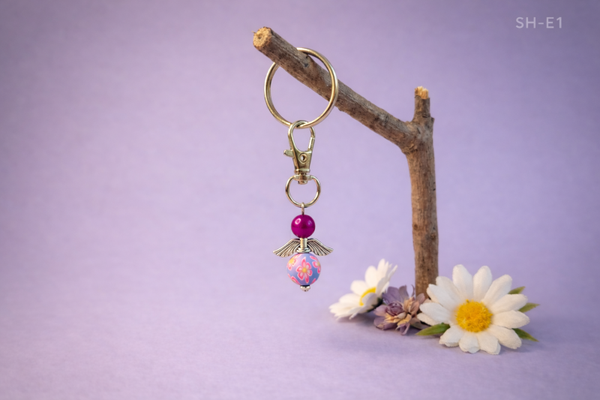 💜 Sleutelhanger – engeltje roze met bloemenkraal