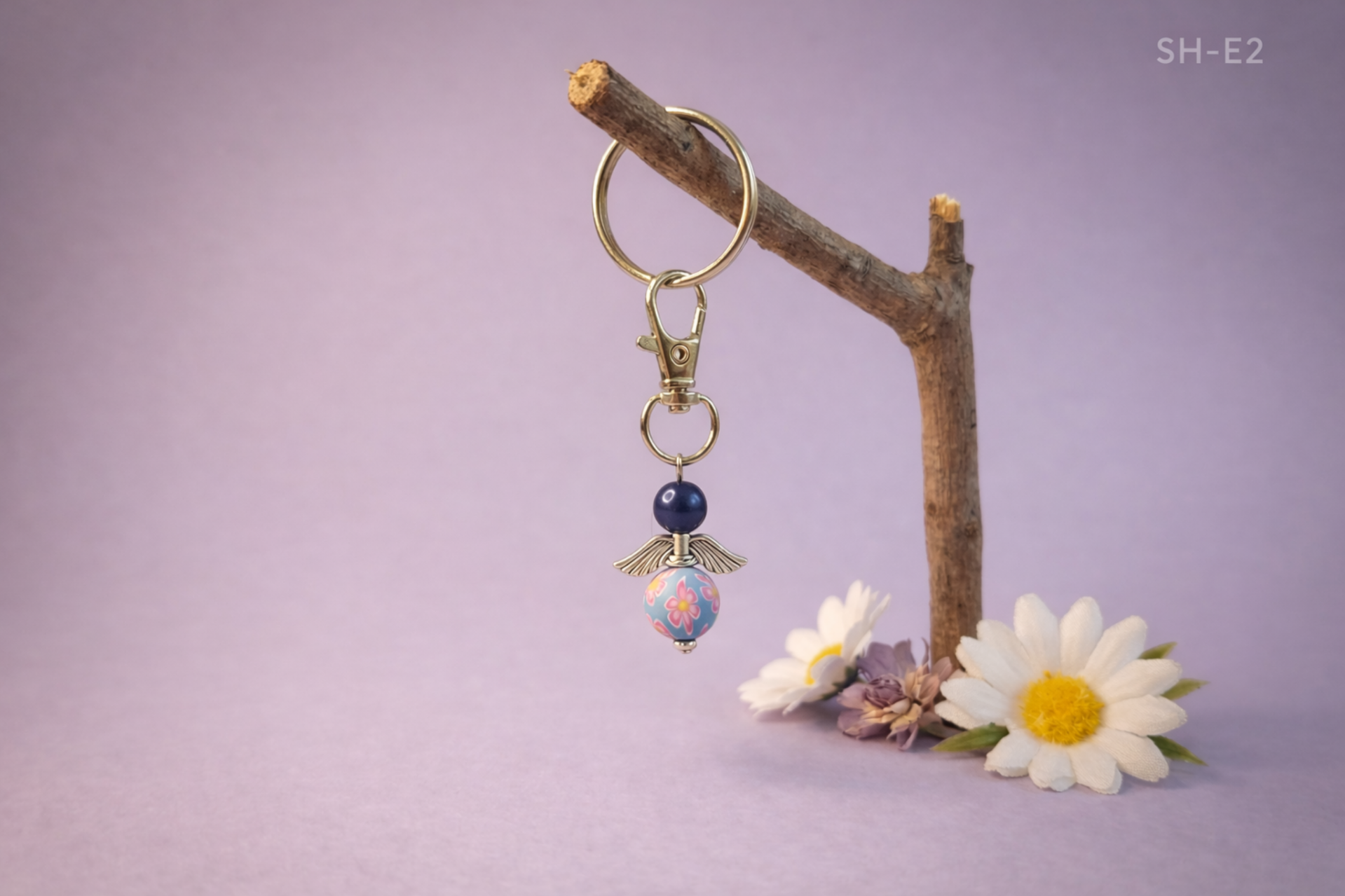 💜 Sleutelhanger – engeltje blauw met bloemenkraal