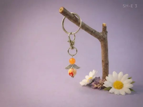 💜 Sleutelhanger – engeltje oranje met bloemenkraal