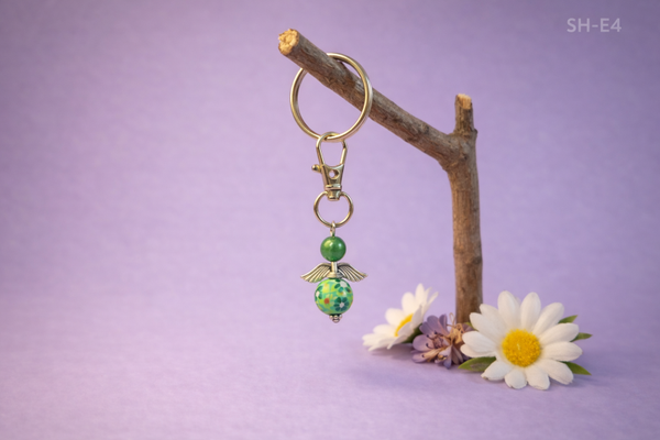 💜 Sleutelhanger – engeltje groen met bloemenkraal