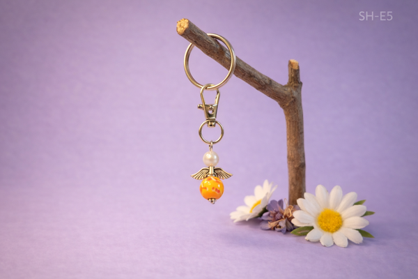 💜 Sleutelhanger – engeltje oranje wit met bloemenkraal
