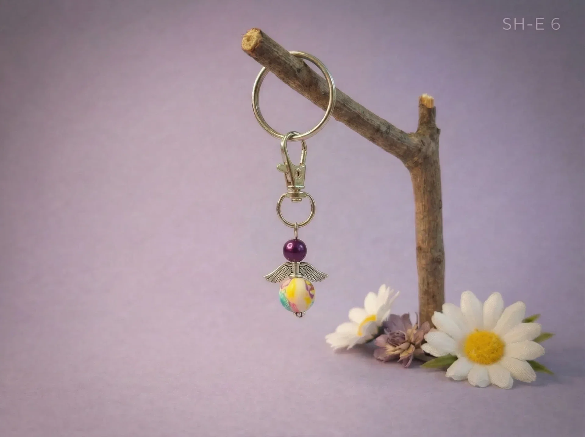 💜 Sleutelhanger – engeltje paars met bloemenkraal