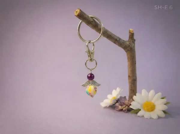 💜 Sleutelhanger – engeltje paars met bloemenkraal