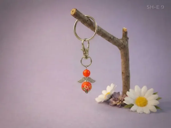💜 Sleutelhanger – engeltje oranje met bloemenkraal