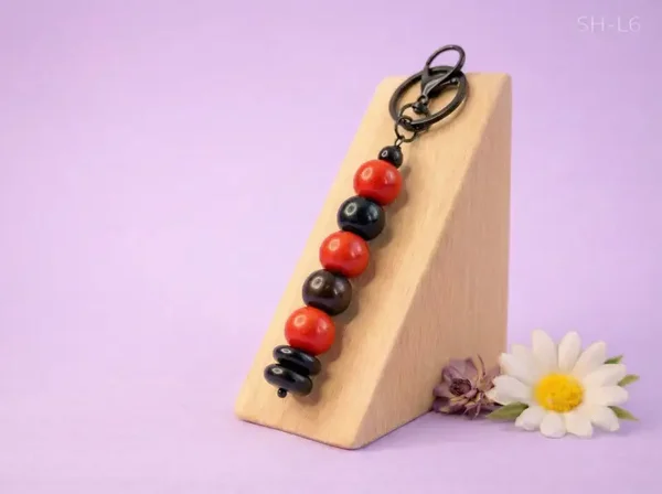 💜 Sleutelhanger – rood zwarte kralenmix met stoere uitstraling