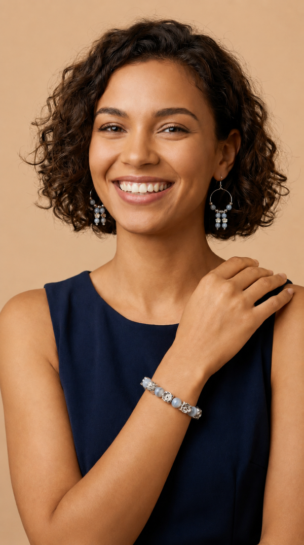 Lichtblauw zilveren kralenset met bloemen – handgemaakte armband en oorbellen