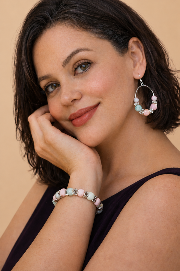 Pastel kralenset met bloemen – handgemaakte armband en oorbellen