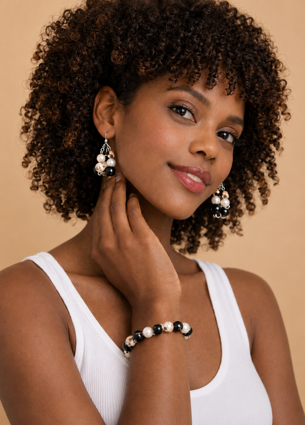 Zwart beige kralenset – handgemaakte armband en oorbellen