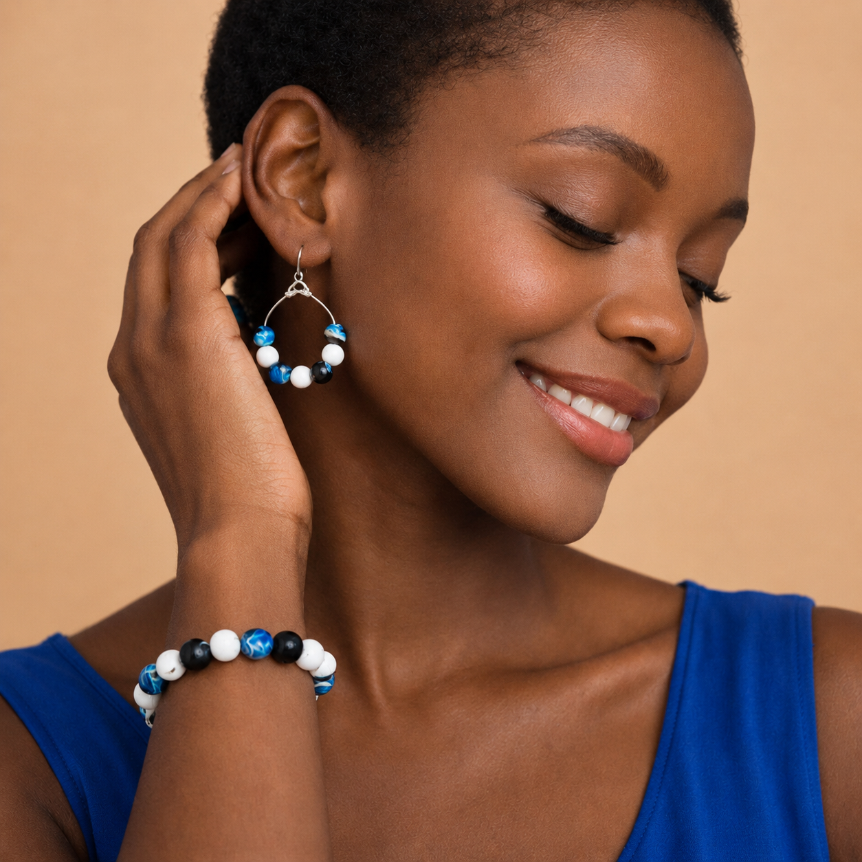 Blauw witte kralenset in rustige stijl – handgemaakte armband en oorbellen