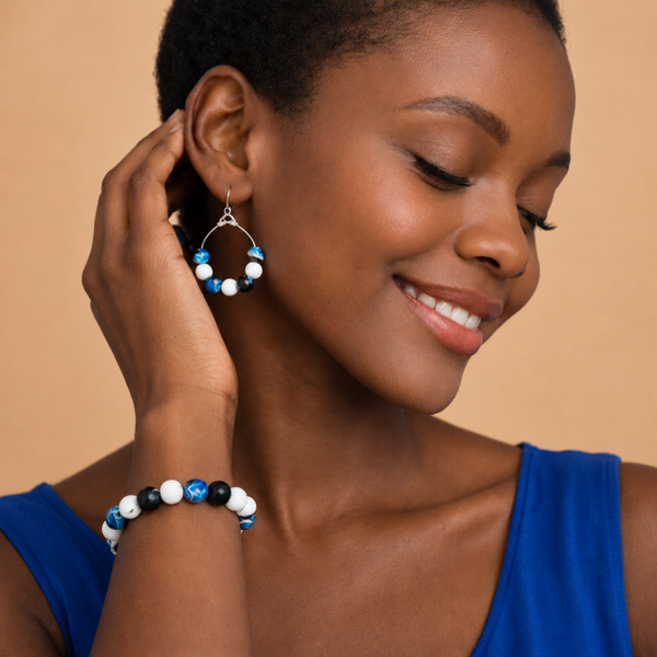 Blauw witte kralenset in rustige stijl – handgemaakte armband en oorbellen