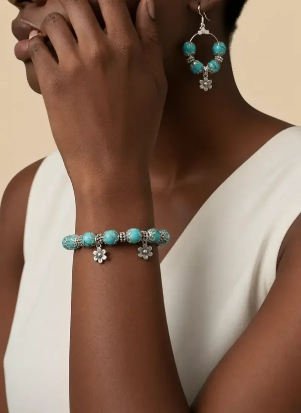 Turquoise kralenset met zilverkleurige accenten en bloemetjes – handgemaakte armband en oorbellen