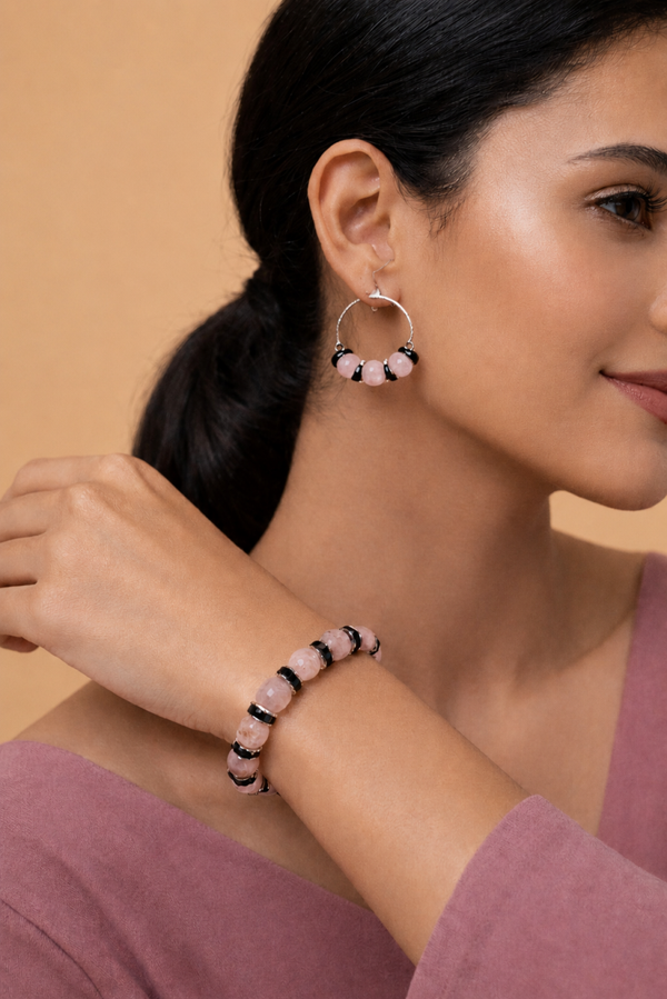 Lichtroze zwarte kralenset – handgemaakte armband en oorbellen