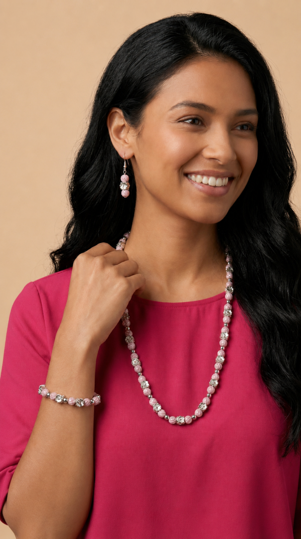 Roze bloemen kralenset met zilverkleurige accenten – handgemaakte armband, ketting en oorbellen