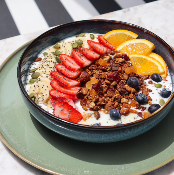 Frisch zubereitetes Granola mit Früchten