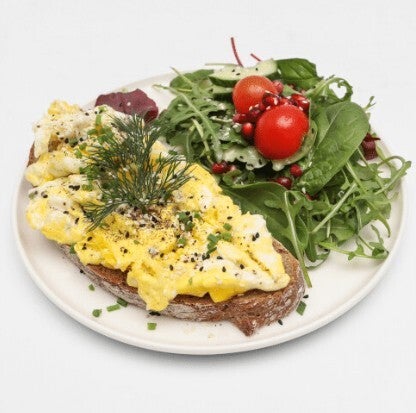 Sauerteigbrot mit Bio Rührei mit Salatbeilage