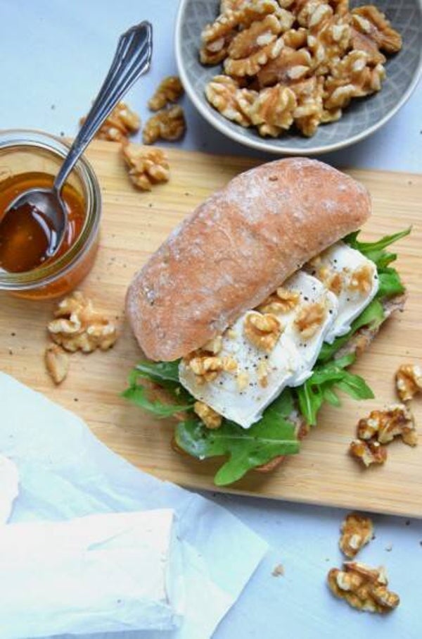 Sauerteigbrot mit Ziegenkäse und Feigenmarmelade mit Salatbeilage