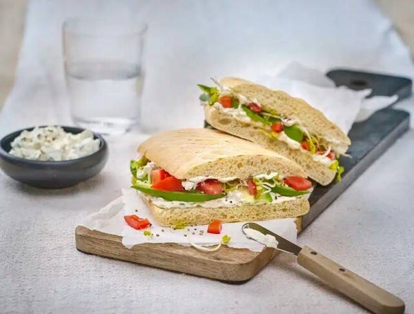 Belegte Panini mit Hähnchenbrust und Käse