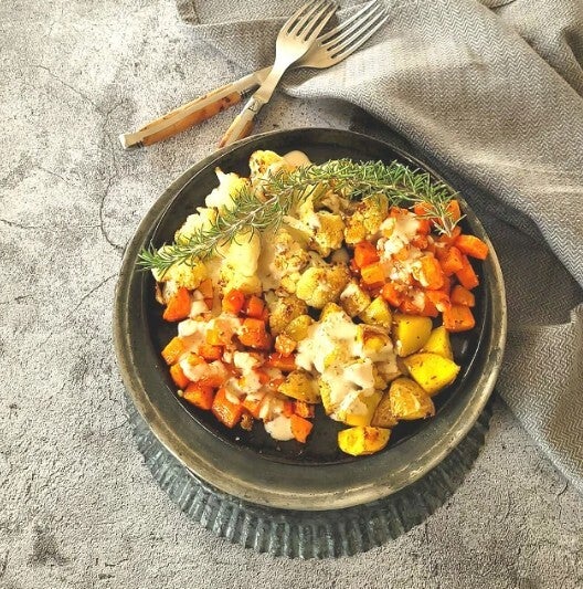 Gebratenes Gemüse mit Käse und Tahinisauce