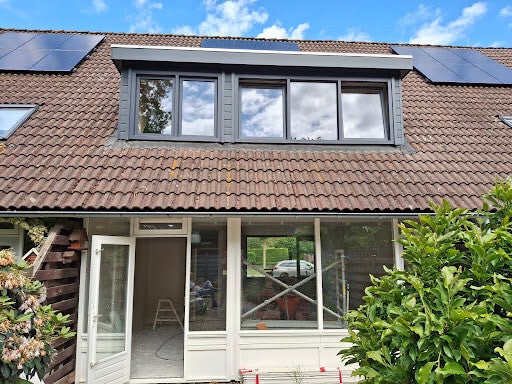 Antraciete prefab dakkapel van 4,82 meter met ingebouwde rolluiken in Hoogerheide