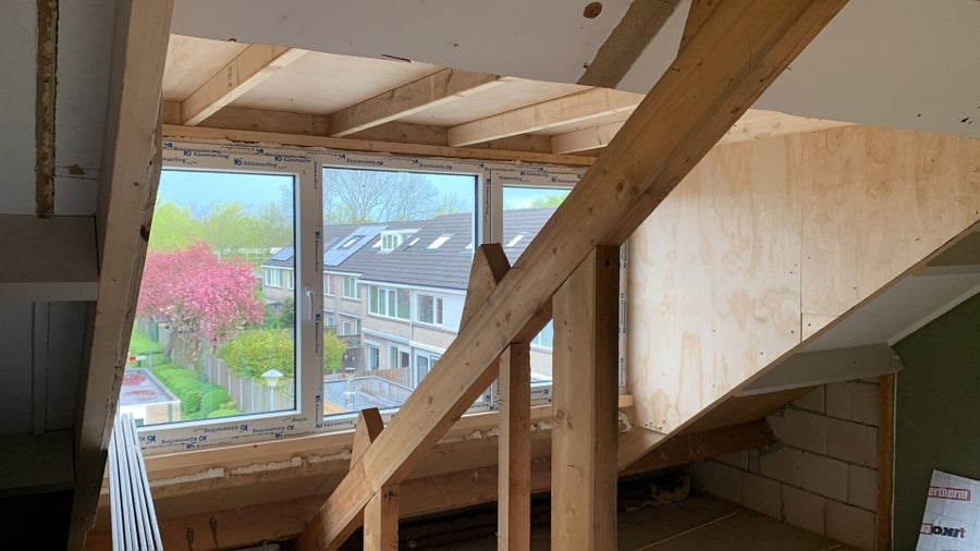 Prefab dakkapel wordt met de kraan geplaatst in Middelburg