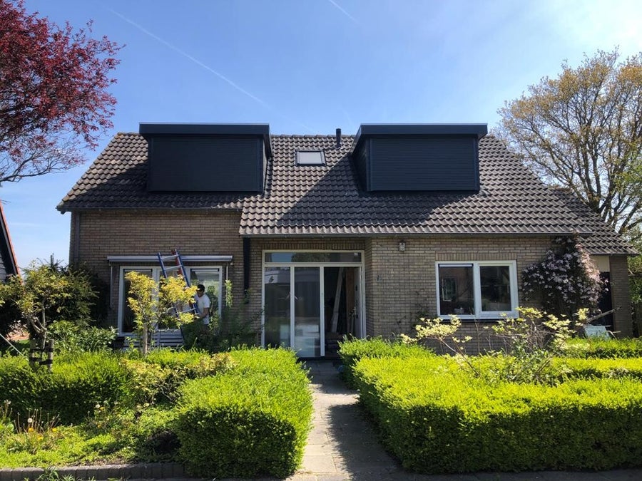 Voorbeeld van een moderne dakkapel op een huis