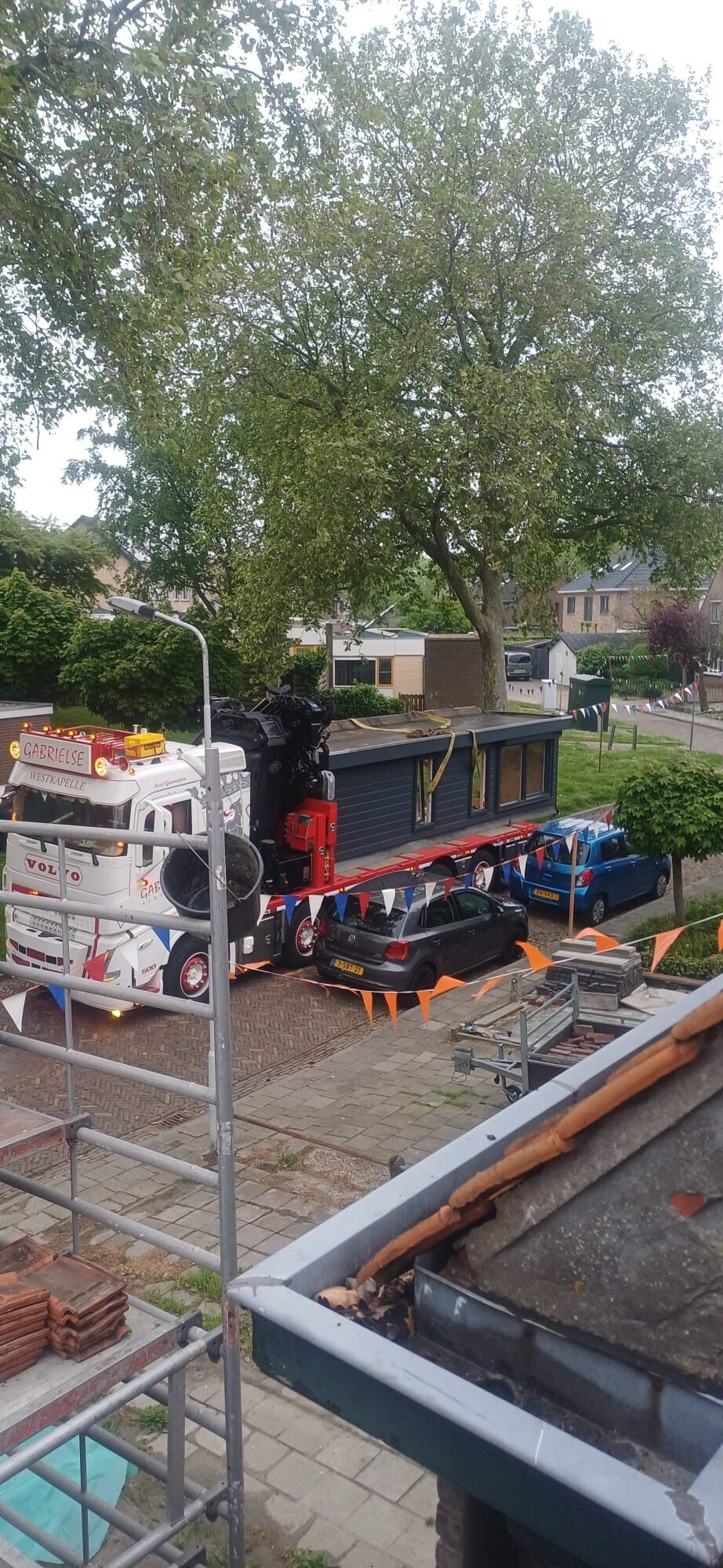 Plaatsing van de prefab dakkapel met kraan in Kloetinge