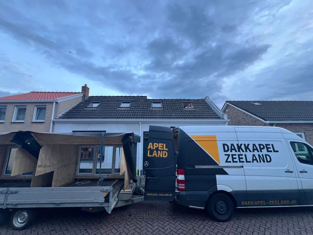 Montage van de twee dakkapellen in Colijnsplaat